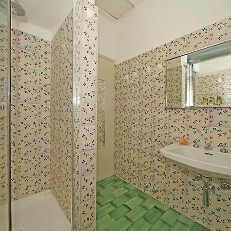 Cappelletta, Entire Directly Lake Front With Private Dock Sleeps 12 Villa Gargnano