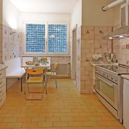 Cappelletta, Entire Directly Lake Front With Private Dock Sleeps 12 Vila