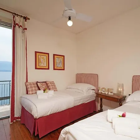 Cappelletta, Entire Directly Lake Front With Private Dock Sleeps 12