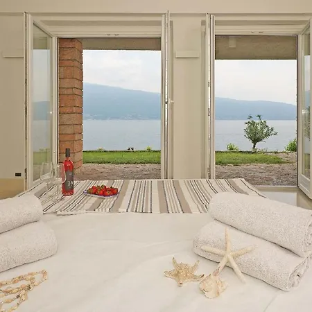 Cappelletta, Entire Directly Lake Front With Private Dock Sleeps 12 Gargnano